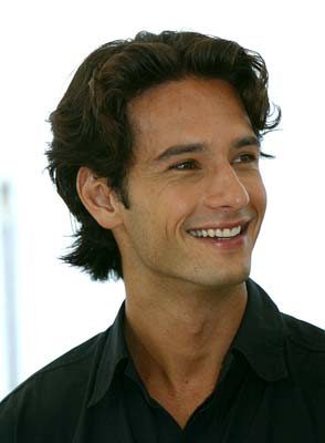   (Rodrigo Santoro)